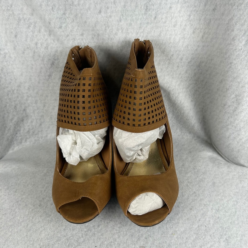 Bamboo Peep Toe Booties Womens Size 7.5 Tan Laser Cut Perforated Usher-64 Heels